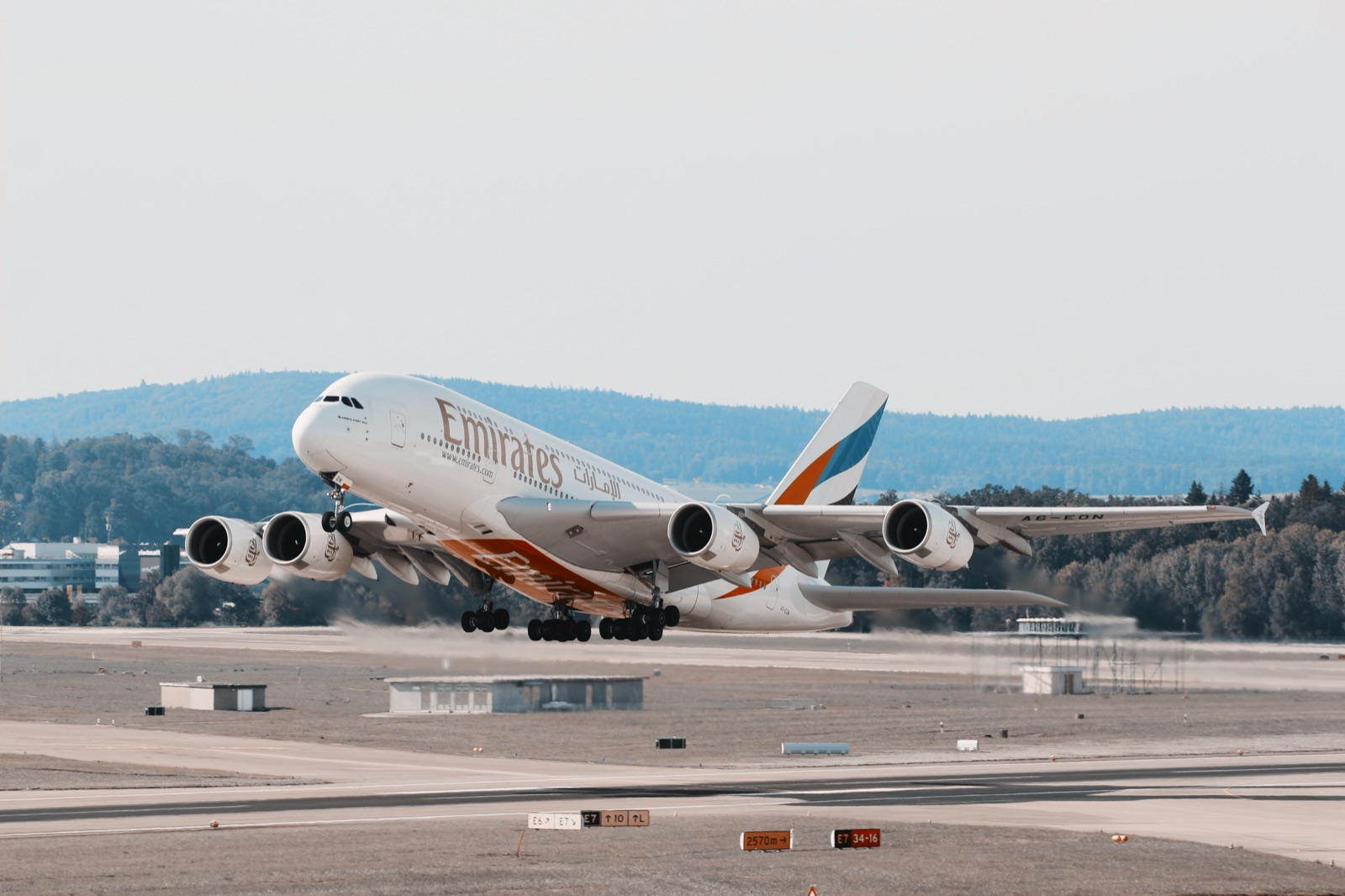 Emirates A380 beim Start in Kloten